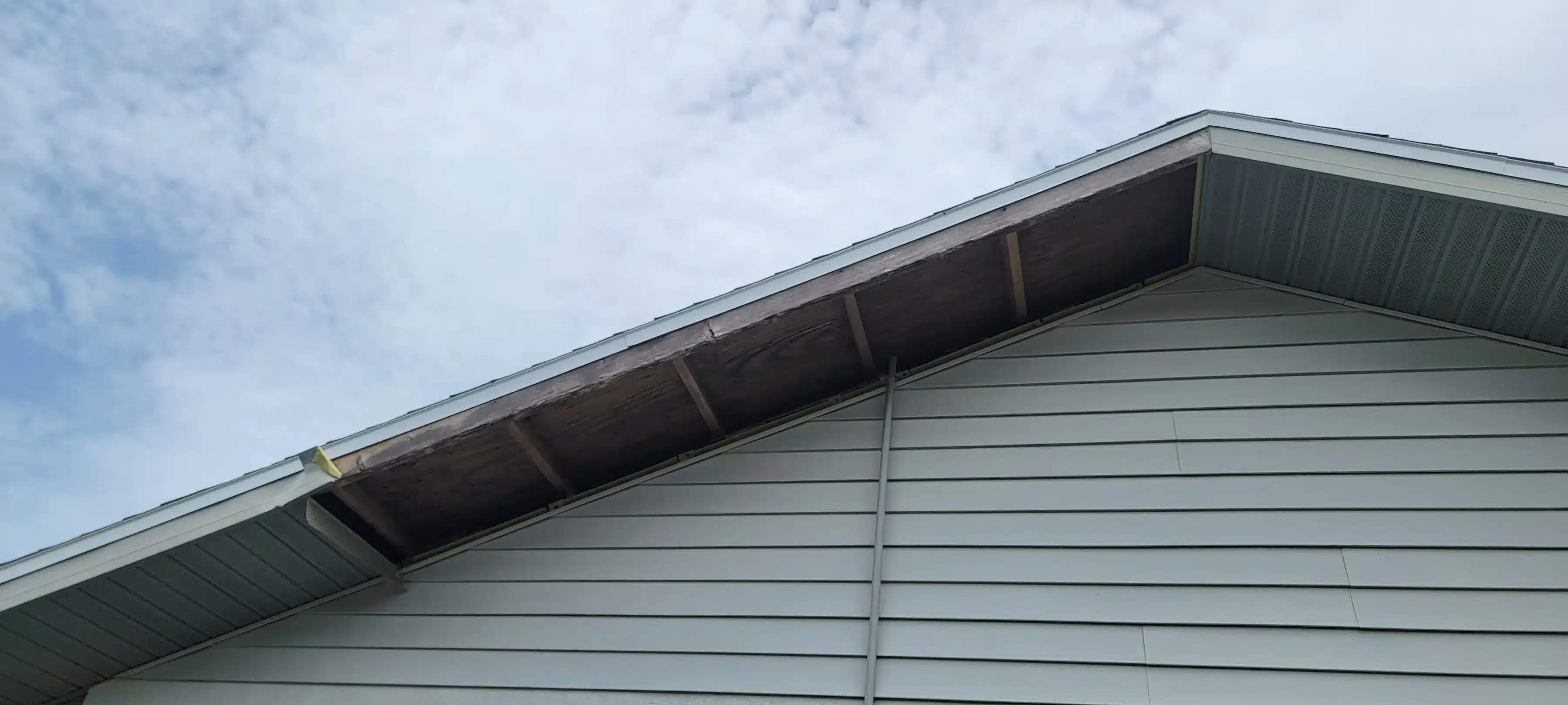 Soffit and Fascia Repair in Southwest Florida: Signs of Damage and When to Replace