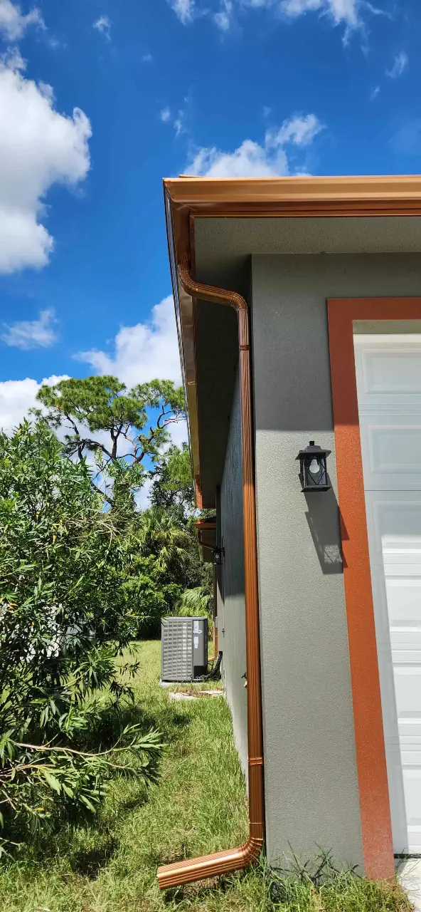 Seamless gutter and downspout installed by Zeus Gutters on a Southwest Florida home